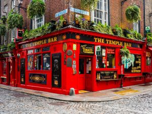Blick auf die berühmte Temple Bar im Ausgehviertel von Dublin mit ihrer roten Farbe