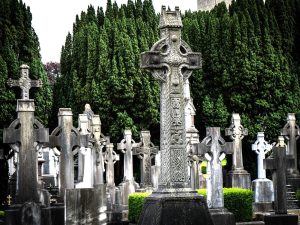 Blick auf den Friedhof in Glendalough mit unzähligen Keltischen Kreuzen