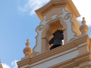 Landausflugsgäste entdecken die historische Kirche der Stadt Angra