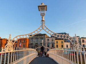 Die Ha’penny Bridge führt über den Fluss Liffey, im Hintergrung die Häuser der Innenstadt