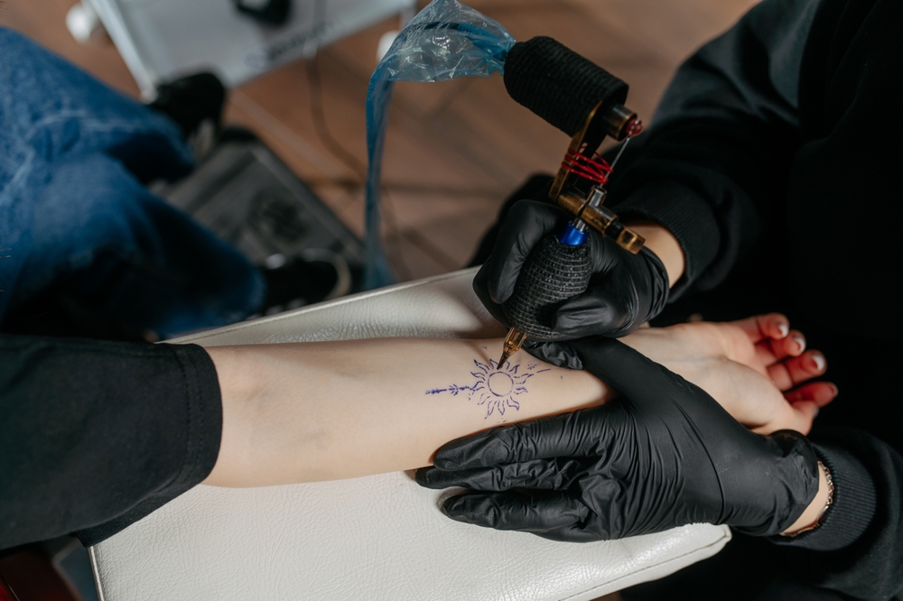 Person bekommt Tattoo gestochen