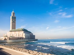 Blick auf die Hassan II. Moschee und den angrenzenden Atlantik