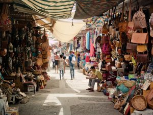 Landausflugsgäste schlendern über einen Souk in Casablanca