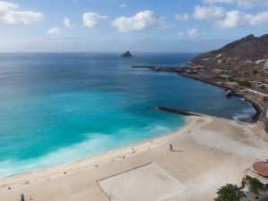 Ausblick auf den Sandstrand und Ozean vor Mindelo
