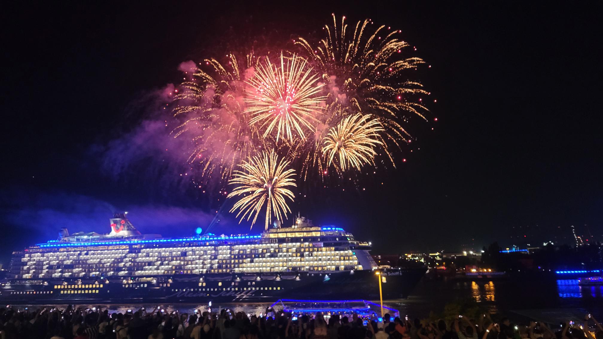 Feuerwerk bei den Hamburg Cruise Days 2023