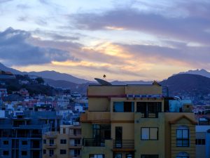 Ausblick auf die Stadt Mindelo bei Dämmerung.