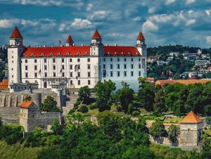 In Bratislava können Sie verschiedene Sehenswürdigkeiten entdecken, wie zum Beispiel die imposante Burg Bratislava, die über der Stadt thront