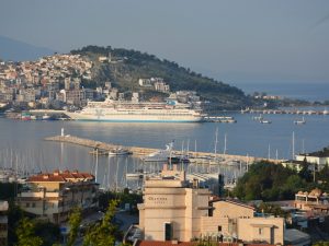 Aussicht auf ein Kreuzfahrtschiff, das im Hafen von Kusadasi liegt