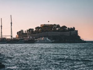 Ein beliebtes Wahrzeichen von Kusadasi ist die Burg auf der Taubeninsel, welche direkt vor der Küste liegt