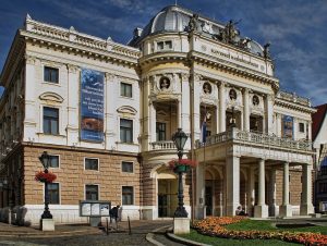 Landausflugsgäste können das Slowakische Nationaltheater besuchen, welches verschiedene Vorstellungen zeigt