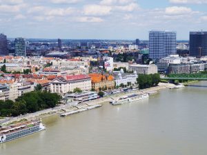 Bratislava von oben, mit Blick über die Donaupromenade und die Stadt