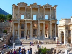 In Ephesos lassen sich historische Relikte wie die Celsus-Bibliothek entdecken