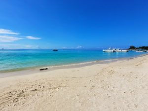 Feiner Sand und klares Wasser am West Bay Beach