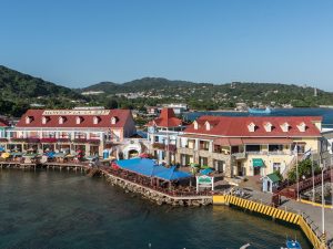 Blick auf das Kreuzfahrtterminal Port of Roatan nahe der Inselhauptstadt Coxen Hole