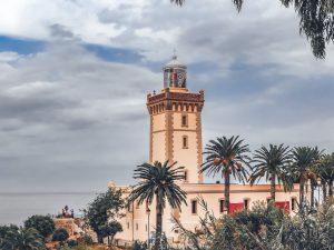 Der viereckige Leuchtturm an der Küste des Kap Spartel