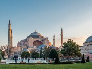 Geschmückt von vier Minaretten überzeugt die Hagia Sophia mit ihrer imposanten Bauweise