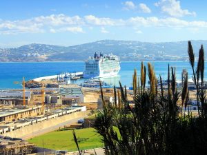 Blick auf ein Kreuzfahrtschiff im Stadthafen von Tanger