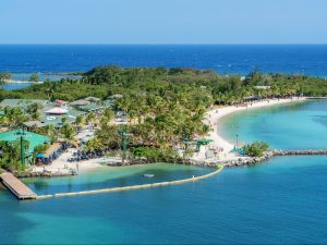Strandabschnitt mit Palmen am Mahagony Cruise Center