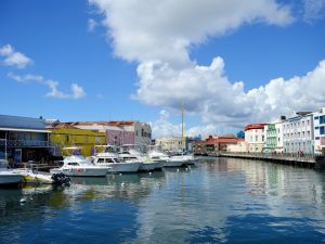 Kleine Boote an den Anlegern des Constitution Flusses in Bridgetown