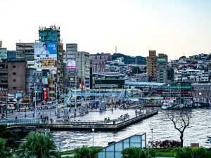 Häuser und quirliges Treiben im Zentrum der Hafenstadt Keelung