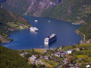 Kreuzfahrtschiffe fahren über den UNESCO gekrönten Geirangerfjord
