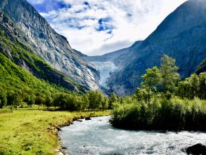 Frontaler Blick auf den Briksdalsbreen Gletscher.