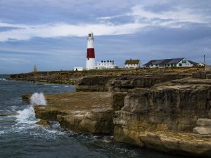 Der Leuchtturm Portland Bill ist spektakulär an Felsen gelegen