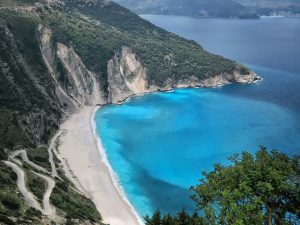 Der Myrtos Strand gilt als einer der beliebtesten Urlaubsstrände Kefalonias mit seinem weißen Kieselstrand und dem Blick auf das strahlend blaue Meer.