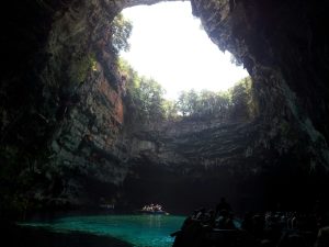 Die Melissani Höhle überzeugt mit ihrem See in Inneren, auf dessen Oberfläche ein Farbenspiel durch das einfallende Licht zu beobachten ist.