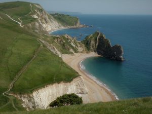 Blick auf die einzigartige Juraküste mit dem Felsportal Durdle Door