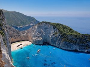 Die Navagio Bucht ist vor allem durch das angespülte Schiffswrack berühmt, welches den Ort zu einem beliebten Fotomotiv bei Urlaubern machte.