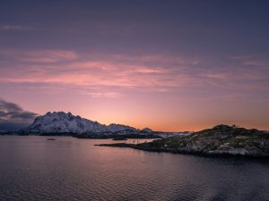 Schneeweiße Berge in der Landschaft Vesterålens