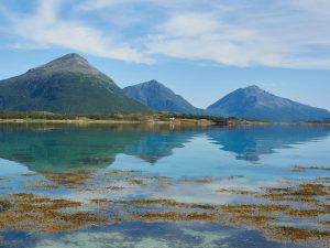 Die Landschaft der Inselgruppe Vesterålen wird von Bergen, Fjorden und Seen geprägt