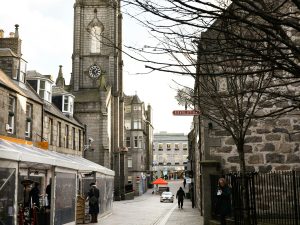 Typischer Straßenzug in der grauen Stadt Aberdeen