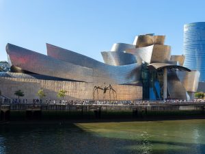 Das futuristische Guggenheim Museum liegt malerisch am Flussufer