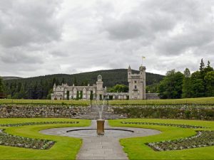 Das Balmoral Castle samt grünem Schlosspark