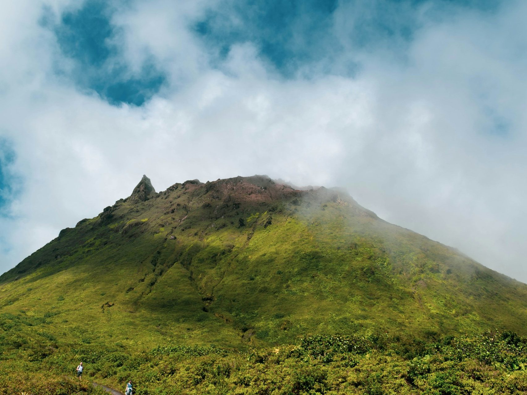 Blick auf den grün bewachsenen Vulkan La Soufrière
