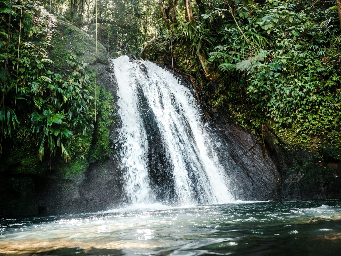 Die Écrevisses Wasserfälle stürzen in einen natürlichen Pool