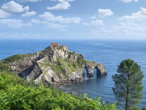 Blick auf die Felseninsel Gaztelugatxe mit der dazugehörigen Kirche