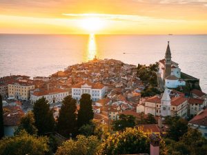 Blick auf den Küstenort Piran mit seiner labyrinthartigen Altstadt und Kirche