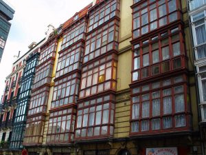 Verglaste Häuserfassanden in der Altstadt "Casco Viejo" oder auch "Siete Calles" (Sieben Straßen)