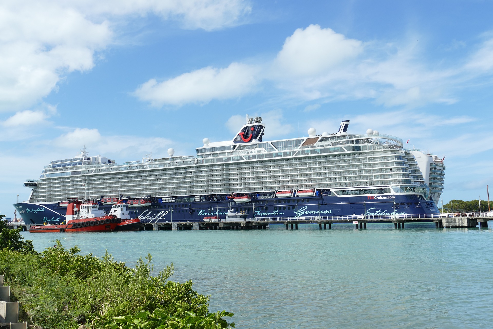 Blick auf ein Schiff der Reederei TUI Cruises