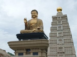 Blick auf die imposante Buddha Statue auf dem Gelände des Fo Guang Shan Klosters