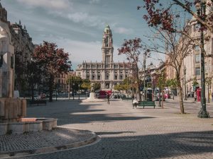 Blick auf das eindrucksvolle Rathaus von Porto