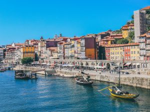 Bunte Häuser in der Altstadt am Fluss Douro