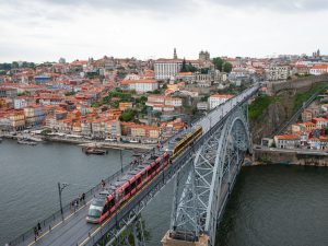 Blick über die Brücke Ponte Dom Luís I auf das Stadtbild von Porto
