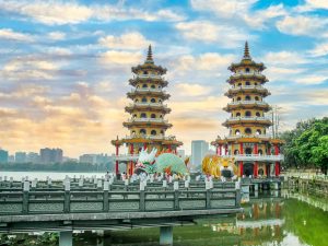 Die Tiger- und Drachenpagode sind ein Highlight am Lotus-See