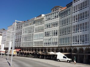 Elegante Glasfassaden an der Avenida Marina im Zentrum von La Coruña