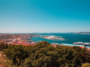 Blick über den weitläufigen Hafen von Vigo
