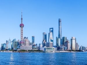 Blick auf die futuristische Skyline von Shanghai mit dem Shanghai Tower
